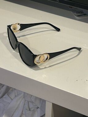 Gucci Sunglasses - Classic UV Protection